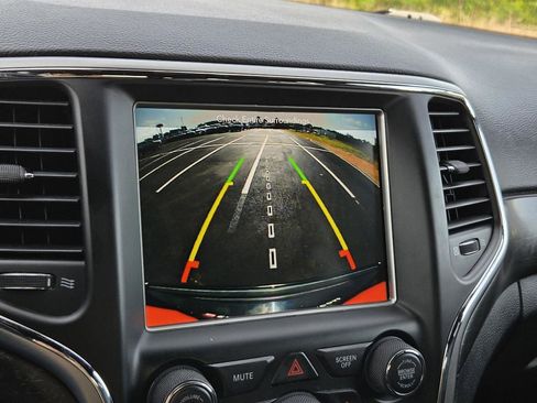 Used 2018 Jeep Grand Cherokee Altitude RWD image 28