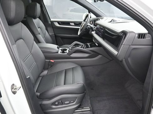 Certified 2025 Porsche Cayenne E-Hybrid AWD/4WD image 28