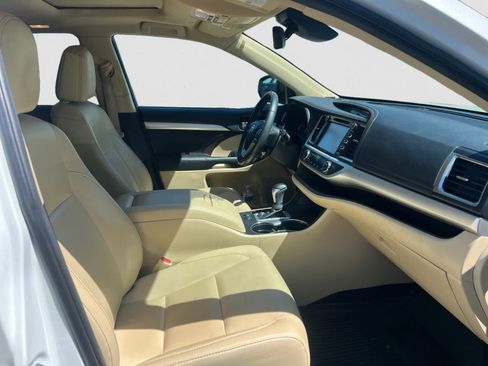 Used 2019 Toyota Highlander XLE AWD/4WD image 16