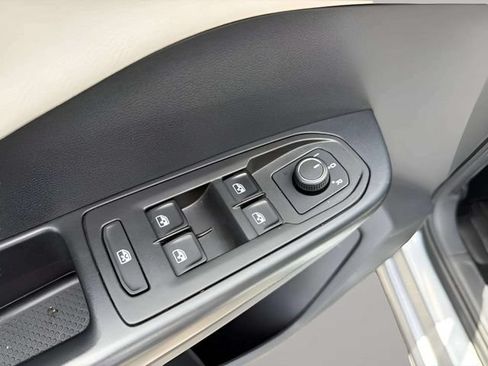 Used 2025 Volkswagen Taos S FWD image 11