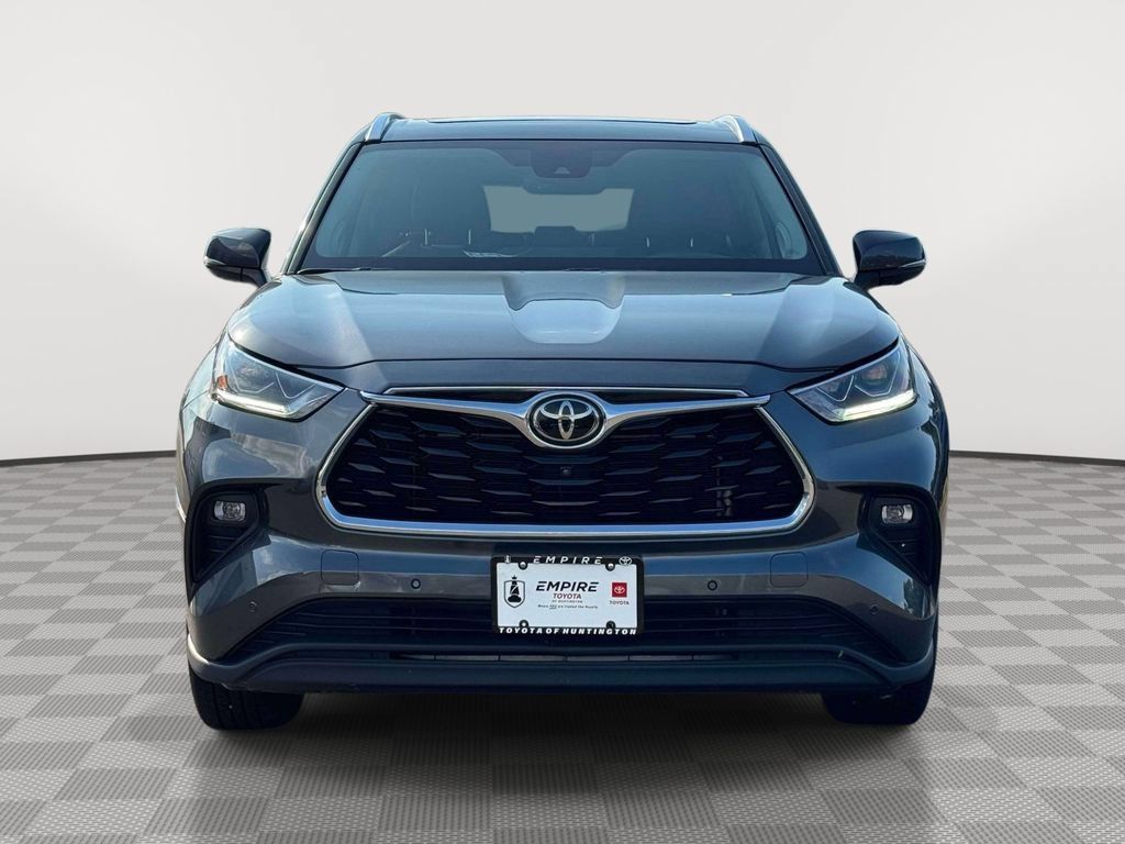 Used 2023 Toyota Highlander Limited AWD/4WD image 2
