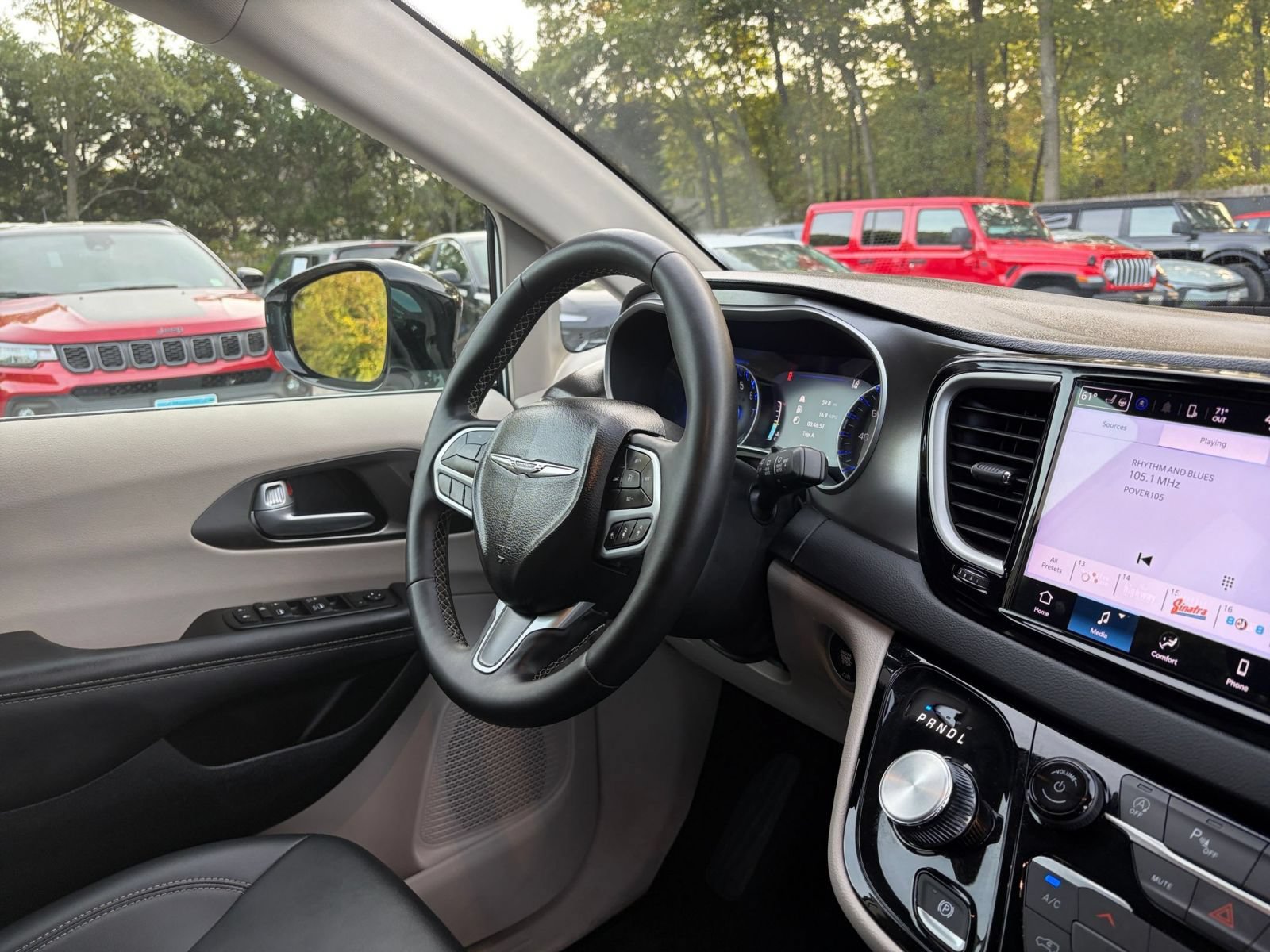 Used 2024 Chrysler Pacifica Touring-L FWD image 36