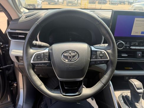 Used 2023 Toyota Highlander Limited AWD/4WD image 9