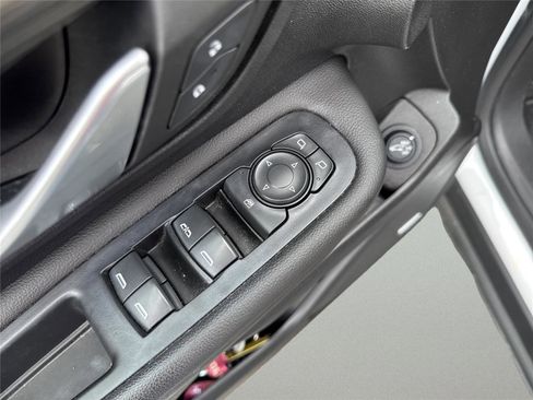 Used 2022 GMC Terrain SLT w/ Infotainment Package II AWD/4WD image 18