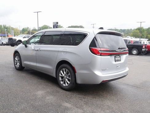 New 2026 Chrysler Pacifica Select image 9