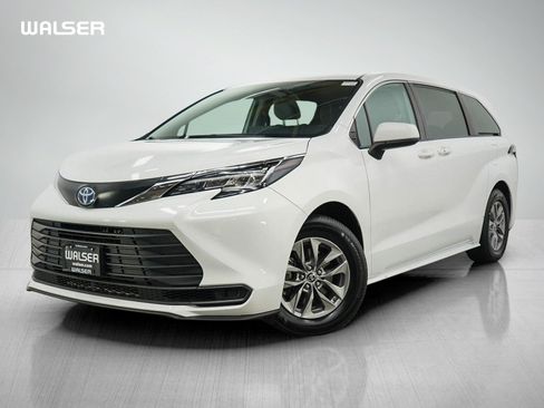 Used 2021 Toyota Sienna LE AWD/4WD image 1
