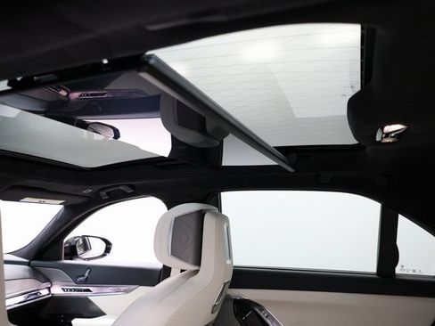 Used 2024 BMW 760i xDrive w/ Executive Package image 90