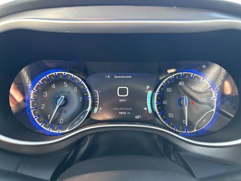 Used 2024 Chrysler Pacifica Touring-L FWD image 15