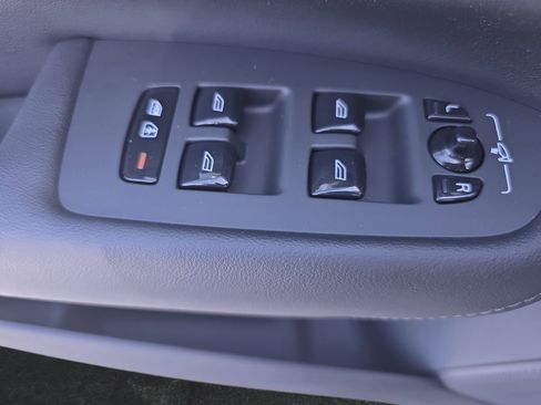 Used 2025 Volvo XC90 B5 Core AWD/4WD image 32