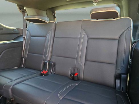 Used 2023 GMC Yukon SLT w/ SLT Premium Package image 17