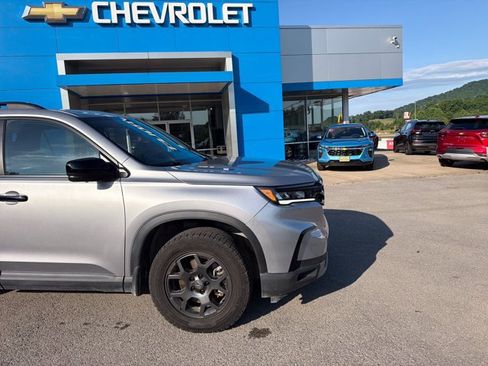 Used 2025 Honda Pilot TrailSport image 2