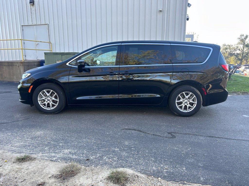 Used 2024 Chrysler Pacifica Touring-L FWD image 9
