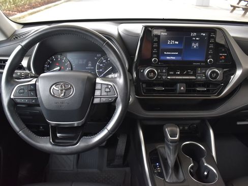 Used 2020 Toyota Highlander XLE AWD/4WD image 3