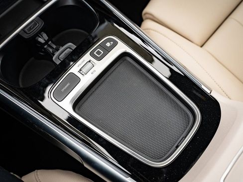 Used 2025 Mercedes-Benz GLB 250 4MATIC image 33