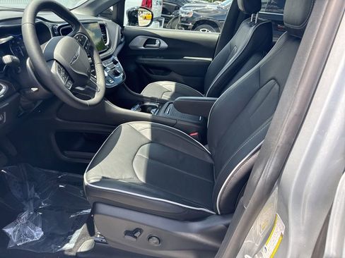 Used 2026 Chrysler Pacifica Limited FWD image 3