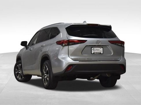 Used 2020 Toyota Highlander XLE image 2