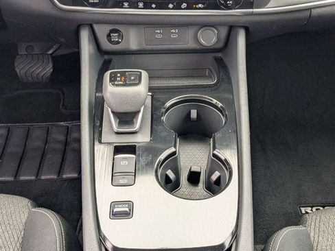 Used 2025 Nissan Rogue SV FWD image 17