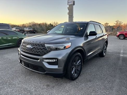 Used 2022 Ford Explorer XLT w/ Equipment Group 202A image 6