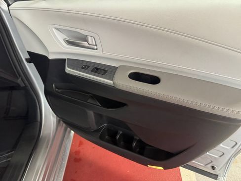 Used 2025 Toyota Sienna XLE FWD image 17