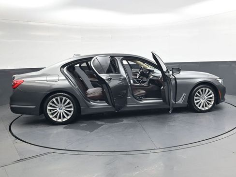 Used 2018 BMW 740i image 33