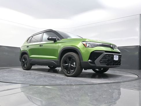New 2026 Volkswagen Taos SE image 18