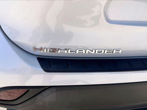 Used 2023 Toyota Highlander XLE FWD image 31