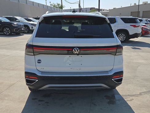 Used 2025 Volkswagen Taos SE FWD image 10