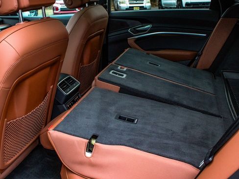 Used 2022 Audi e-tron Premium w/ Convenience Plus Package image 36