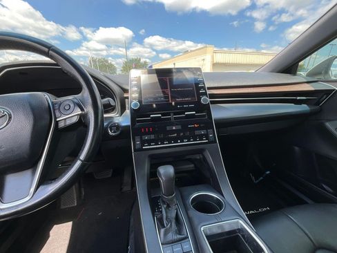 Used 2019 Toyota Avalon XLE w/ Moonroof Package FWD image 9