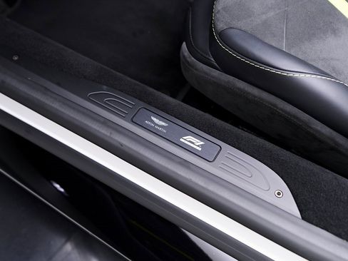 Used 2023 Aston Martin V8 Vantage Roadster image 46