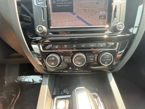 Used 2017 Volkswagen Jetta SEL FWD image 21
