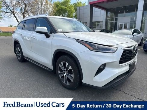 Used 2021 Toyota Highlander XLE image 2