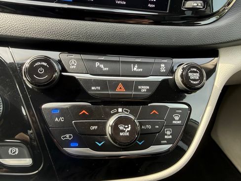 Used 2023 Chrysler Pacifica Touring-L FWD image 6