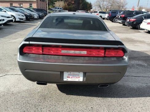 Used 2011 Dodge Challenger SE image 4