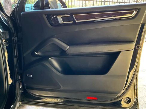 Used 2020 Porsche Cayenne S image 22