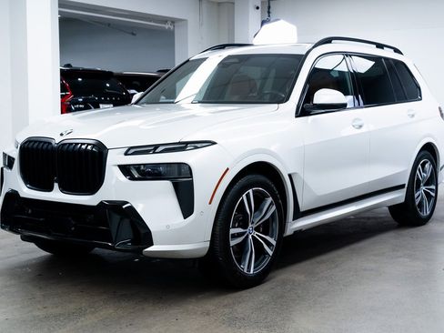Used 2024 BMW X7 xDrive40i w/ M Sport Package image 3