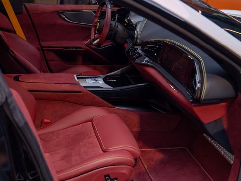 Used 2025 Ferrari Purosangue AWD/4WD image 32