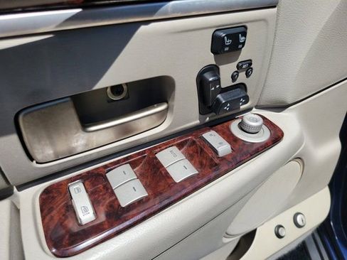 Used 2011 Lincoln Town Car Signature Limited RWD image 16