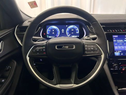 Used 2024 Jeep Grand Cherokee Altitude AWD/4WD image 9