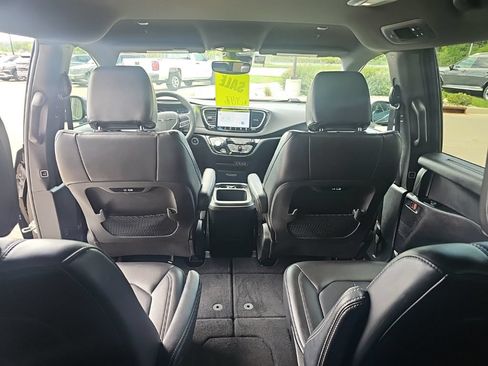 Used 2025 Chrysler Pacifica Select FWD image 35