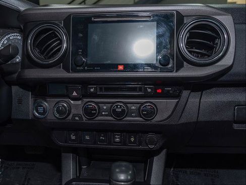 Used 2017 Toyota Tacoma TRD Sport AWD/4WD image 14
