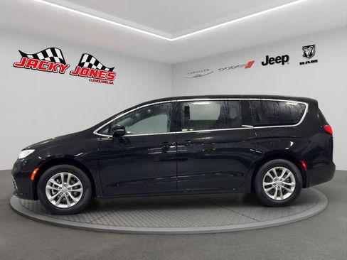 New 2026 Chrysler Pacifica Select image 2