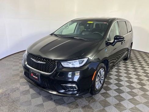 Certified 2023 Chrysler Pacifica Touring-L FWD image 3