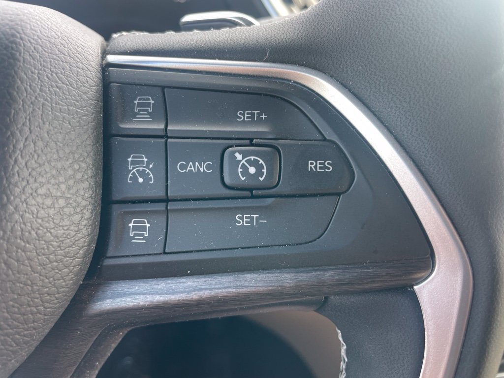 Used 2023 Jeep Grand Cherokee Limited w/ Luxury Tech Group II AWD/4WD image 24