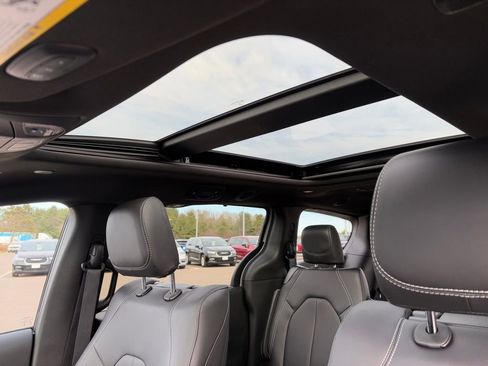 New 2026 Chrysler Pacifica Select image 19