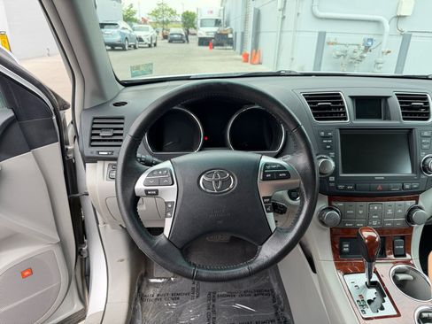 Used 2012 Toyota Highlander Limited w/ Tow Pkg AWD/4WD image 9
