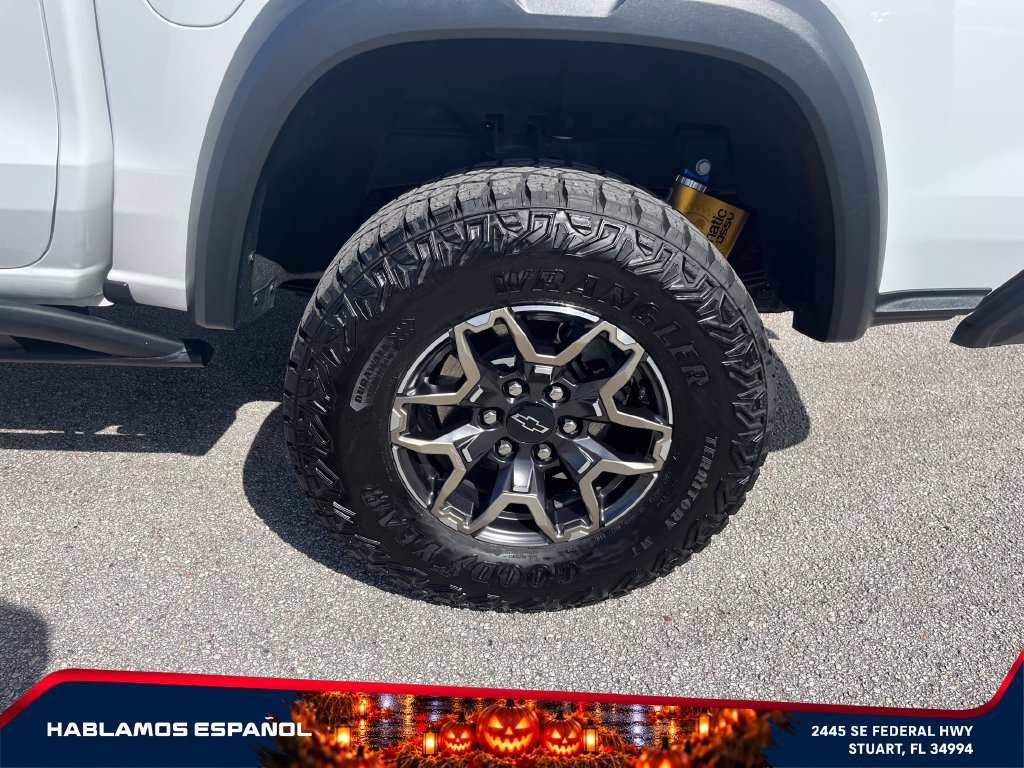 Used 2025 Chevrolet Colorado ZR2 w/ Technology Package AWD/4WD image 9