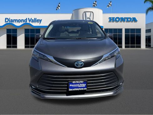 Used 2025 Toyota Sienna XLE FWD image 2