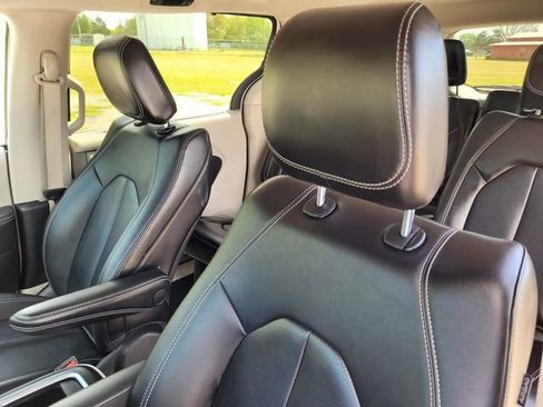 Used 2024 Chrysler Pacifica Touring-L FWD image 30