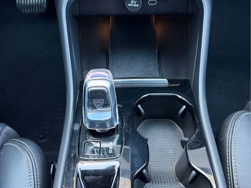 Used 2023 Volvo XC40 B5 Plus image 25